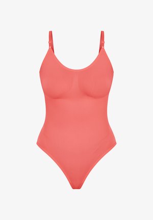 Combinaison une pièce corail en tissu lisse, dotée de fines bretelles réglables, d'un décolleté plongeant et d'une coupe moulante.