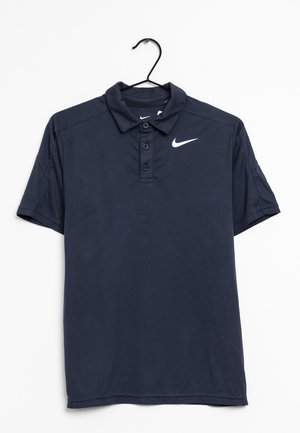 Zwart Nike poloshirt met korte mouwen, drie knopen en wit swoosh-logo op de linkerborst, hangend aan een zwarte hanger tegen witte achtergrond.