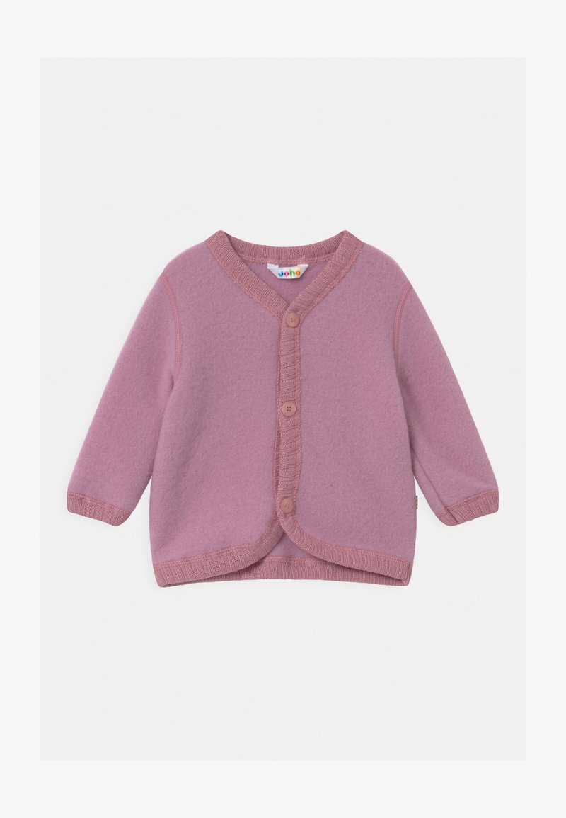 Rozā adīta jaka ar V-veida kakla izgriezumu, garām piedurknēm un priekšu aizpogājamā aizdare. Satur teksturētu audumu un ribotas piedurknes un apakšmalu.