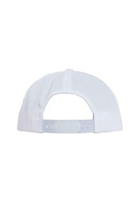 Vit basebollkeps med platt skärm och justerbart plastband bak. Tyget är slätt med sydda ventilationshål.