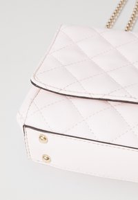 Guess CARLY XBODY FLAP - Skulderveske - stone