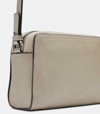 Beige Leder Umhängetasche mit glatter Textur, schwarzen Akzentnähten und silberner Hardware. Verfügt über ein geprägtes Logo und einen abnehmbaren Gurt.