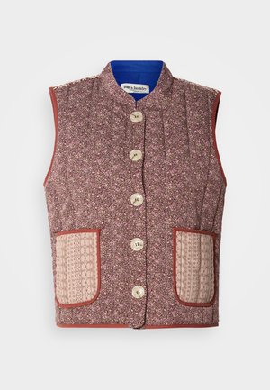 Gilet matelassé en tissu floral avec une base bordeaux, doté de poches à motif beiges et de grands boutons crème, finition avec une doublure bleue.
