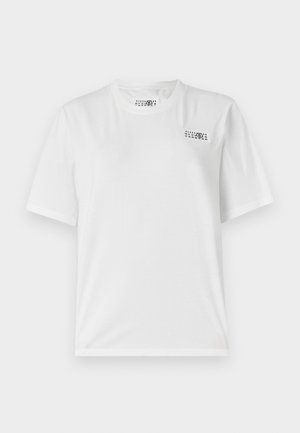 T-shirt bianco a maniche corte in cotone con scollo rotondo, caratterizzato da una piccola stampa grafica nera nell'area del petto sinistro.