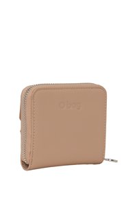 Portafoglio beige con zip realizzato in materiale liscio, caratterizzato da una forma rettangolare arrotondata e un logo in rilievo sul davanti. Dettaglio della zip in argento.