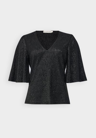 Zwarte top met een V-hals en uitlopende korte mouwen, gemaakt van textiel met een subtiele glans. Heeft een gladde afwerking en geen zichtbare hardware.