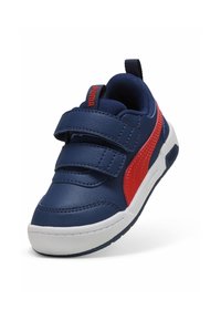 Blauwe synthetische sneaker met rode accenten, dubbele klittenbandsluitingen, ronde neus, witte zool en Puma-logo op de hiel en band.