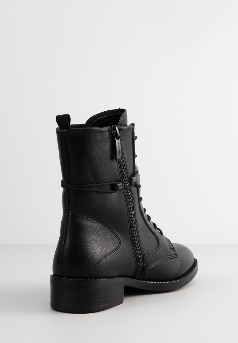 Czarne skórzane botki za kostkę z zasuwanym zamkiem z boku, sznurowanym przodem, okrągłym noskiem i niskim stacked obcasem. Gładka faktura z akcentami w postaci szwów.