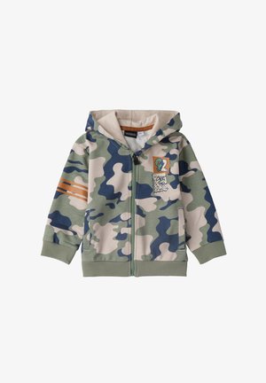 Sudadera con cremallera de camuflaje para niños con parches verdes, beige y azul marino, rayas naranjas en la manga, bolsillos frontales y gráfico impreso en el pecho.