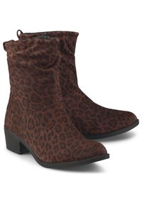 Botas de tobillo con estampado de leopardo marrón, diseño arrugado, suave textura de ante, tacón bajo y cremallera lateral para un fácil uso.