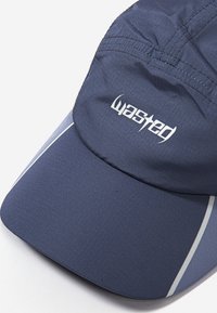 Marineblå caps laget av lett stoff, med buet skjerm, hvite detaljer og ordet "wasted" trykket foran.