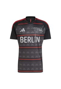 Maillot noir à manches courtes avec des rayures rouges, motif géométrique, "BERLIN" imprimé en blanc et logo Adidas sur la poitrine droite, fabriqué en tissu synthétique.