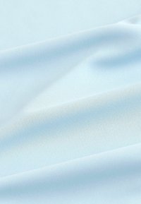 Tissu bleu clair et doux avec de légers plis et une texture lisse et fine.