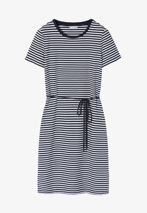 Prugasta haljina s kratkim rukavima u tamnoljubičastoj i bijeloj boji, s okruglim izrezom i remenom na struku za prilagodljivu veličinu. Mekana tekstura tkanine.