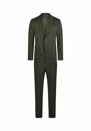 Costume vert foncé sur mesure avec une fermeture à un bouton, des revers à encoche et deux poches avant. Fabriqué en tissu texturé avec une coupe ajustée.