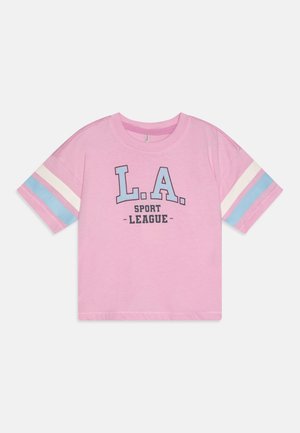 Rožinė trumpomis rankovėmis marškinėlių pagaminta iš medvilnės; turi juodai ir mėlynai atspausdintą tekstą "L.A. SPORT LEAGUE", su mėlynomis, baltomis ir šviesiai mėlynomis juostelėmis ant rankovių.