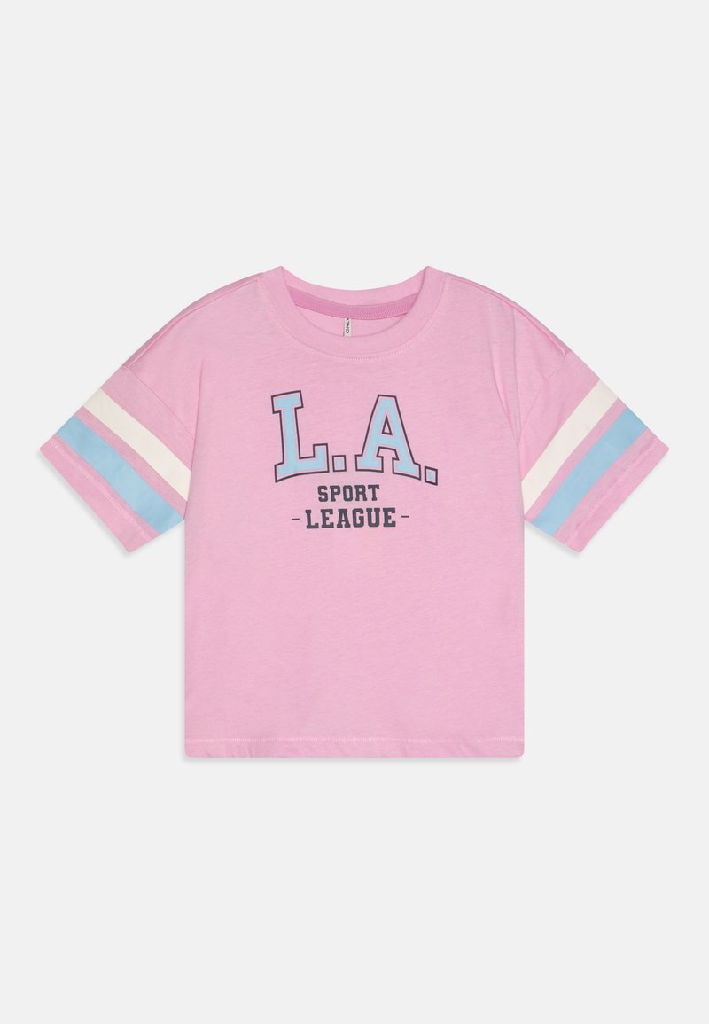 T-shirt de mangas curtas rosa, feito de algodão; apresenta a impressão "L.A. SPORT LEAGUE" em preto e azul, com detalhes em azul, branco e azul claro com riscas nas mangas.