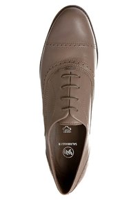 Chaussure en cuir marron avec bout arrondi, design à lacets et perforations décoratives le long des bords. Finition texturée avec un éclat subtil.