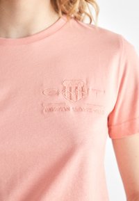 GANT TONAL SHIELD - Basic póló - peachy pink