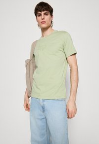 GANT TONAL SHIELD - Marškinėliai su spaudiniu - milky matcha