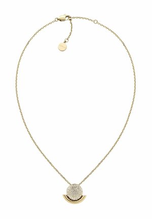 Collier chaîne en or avec pendentif rond incrusté de cristaux au-dessus d'une barre courbée en or, fermoir et petite étiquette de marque au bout de la chaîne.