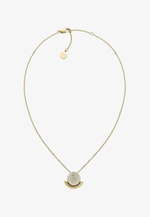 Collier chaîne en or avec pendentif rond incrusté de cristaux au-dessus d'une barre courbée en or, fermoir et petite étiquette de marque au bout de la chaîne.