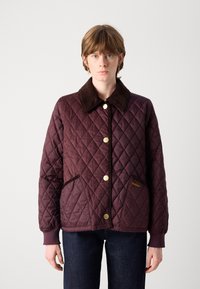 Gequiltede bordeauxjack met een corduroy kraag, gouden drukknoopjes en bruine accenten; beschikt over twee voorzakken en een logo.