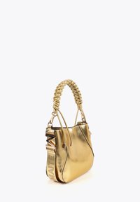 Borsa a tracolla dorata in metallo con manico intrecciato testurizzato, dotata di hardware decorativo e dettagli perforati su un lato.