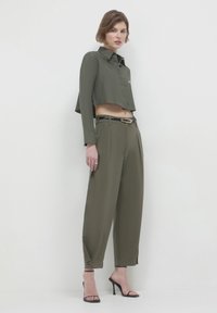 Unselected, verde militare scuro