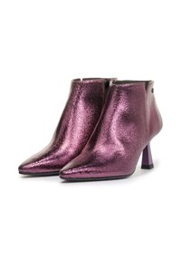 Paarse metallic enkellaarzen met een spitse neus en een gestructureerde afwerking. Met een geometrische paarse hak en ritsluiting aan de achterkant.
