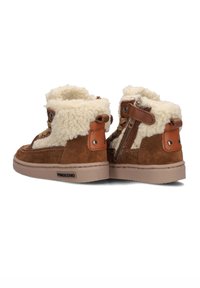 Bruine suède laarzen met een crème gekleed voering, tan leren accenten, veters en ritssluiting, ronde neuzen en platte rubberen zolen.