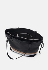 Duża czarna skórzana torba na ramię z dwoma uchwytami, suwakiem wewnętrzną kieszenią oraz teksturowanym dnem w beżowe i jasnoniebieskie akcenty.