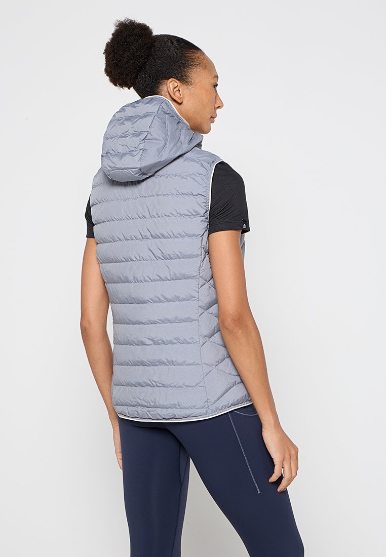 Grau gepolsterte Weste mit Kapuze, featuring ein horizontales gestepptes Design und weißen Besatz entlang des Saums. Getragen über einem schwarzen kurzärmeligen Oberteil.