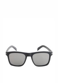 Crne pravokutne sunčane naočale s tamnim nijansiranim staklima i blago zakrivljenim drškama na bijeloj pozadini.