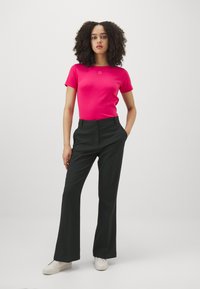 HUGO DELORIS - Basic póló - bright pink