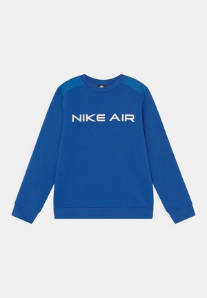 Sudadera azul hecha de tela suave con mangas largas. Presenta la inscripción "NIKE AIR" en letras blancas en el pecho y paneles contrastantes en los hombros.