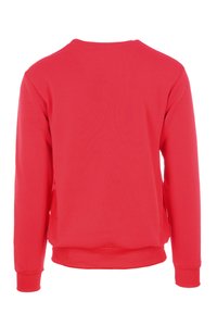 Felpa rossa con maniche lunghe, girocollo e polsini a costine. Texture del tessuto liscia, senza grafica visibile o dettagli aggiuntivi.