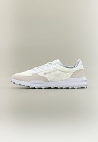 Der Lacoste Herrensneaker verfügt über ein weißes, synthetisches Obermaterial, graue Wildlederakzente, flache Schnürsenkel und eine strukturierte, weiße Gummisohle mit einem niedrigen Profil.