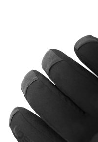 Schwarze Handschuhe mit strukturiertem Griff an den Fingerspitzen, die ein elegantes Design und gepolstertes Material aufweisen. Die Enden der Finger sind verstärkt für eine erhöhte Haltbarkeit.