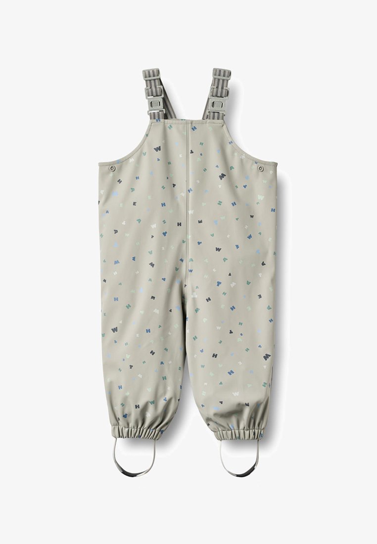 Combinaison imperméable grise pour enfants avec bretelles réglables, poignets élastiques, sangles aux pieds, et imprimé de lettres multicolores éparses.