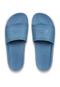 Blå slip-on sandaler lavet af blød gummi. Har en tekstureret overflade, vandret bånd og et logo-design på det øverste rem.