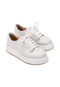 Sneaker bianche con tomaia in pelle liscia, punta rotonda, dettagli perforati e lacci bianchi piatti. Presentano un'ammortizzazione bianca spessa e una suola in gomma.