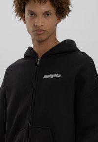 LOW LIGHTS STUDIOS® SANDED LOGO ZIPPER HOODIE - Felpa con zip - black