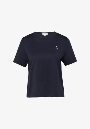 Granatowy bawełniany T-shirt z krótkim rękawem, z małą białą i zieloną haftowaną kwiatową ozdobą na lewej piersi oraz okrągłym dekoltem.