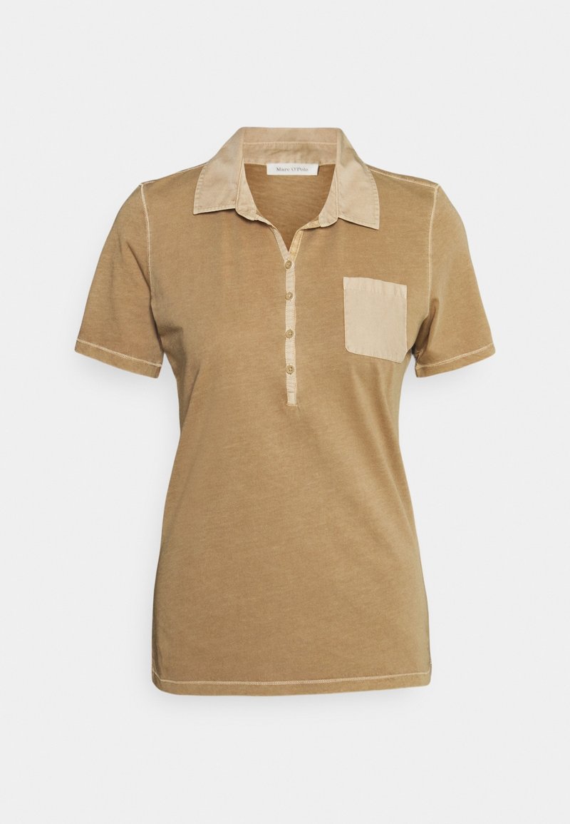 Kortärmad beige polo-shirt med kontrastkrage, knappslå och bröstficka mot en enkel vit bakgrund.