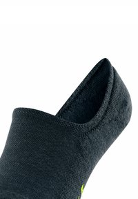 Czarna skarpetka sięgająca do kostki o niskim kroju, wykonana z dzianiny. Charakteryzuje się teksturowaną powierzchnią oraz małym akcentem w neonowo zielonym kolorze po boku.