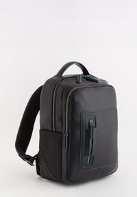 Mochila negra de cuero con acentos azules, con un diseño elegante, múltiples compartimentos con cremallera y un bolsillo lateral. Panel trasero texturizado.