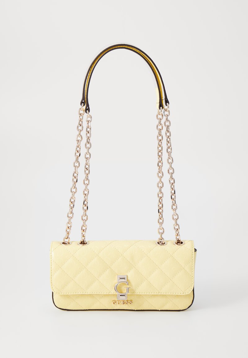 Gep padded gelbe Handtasche mit schwarzem Rand, silbernen Kettenriemen und einem Logo auf der Vorderseite. Glatte Textur, kompakte rechteckige Form.