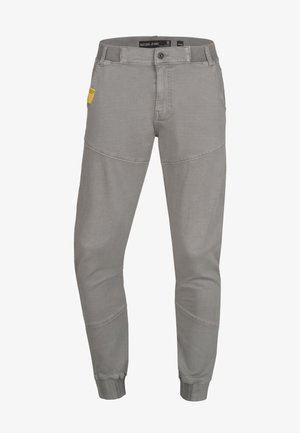 Pantaloni jogger grigi chiari in morbido tessuto, caratterizzati da gambe affusolate, una vita elastica e una tasca laterale con etichetta gialla.