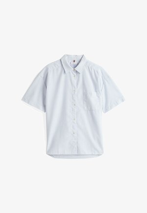 Camisa de manga corta abotonada en azul claro con rayas blancas, que presenta un bolsillo en el pecho y un collar clásico. Material de algodón, corte relajado.